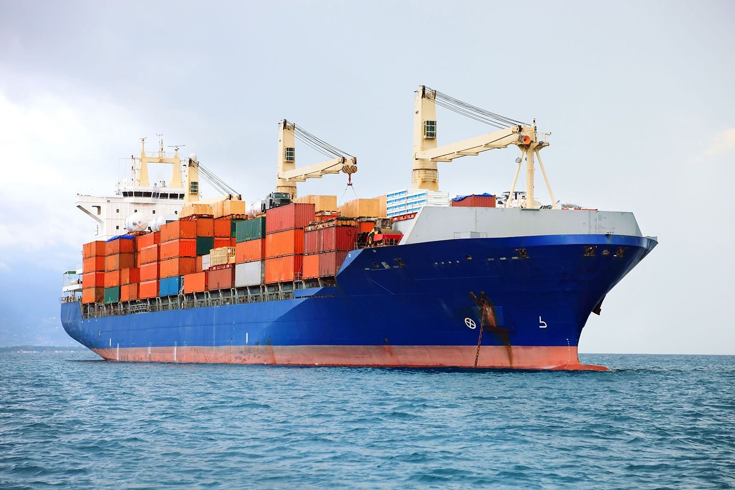 Sea and ocean freight vessel